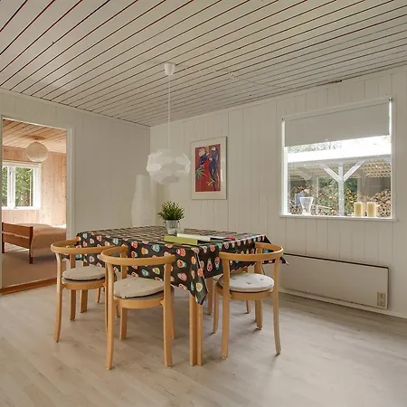 Three-bedroom Holiday In * Hals